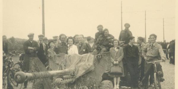 Borgerhout, publiek achter pantserafweerkanon, 1944